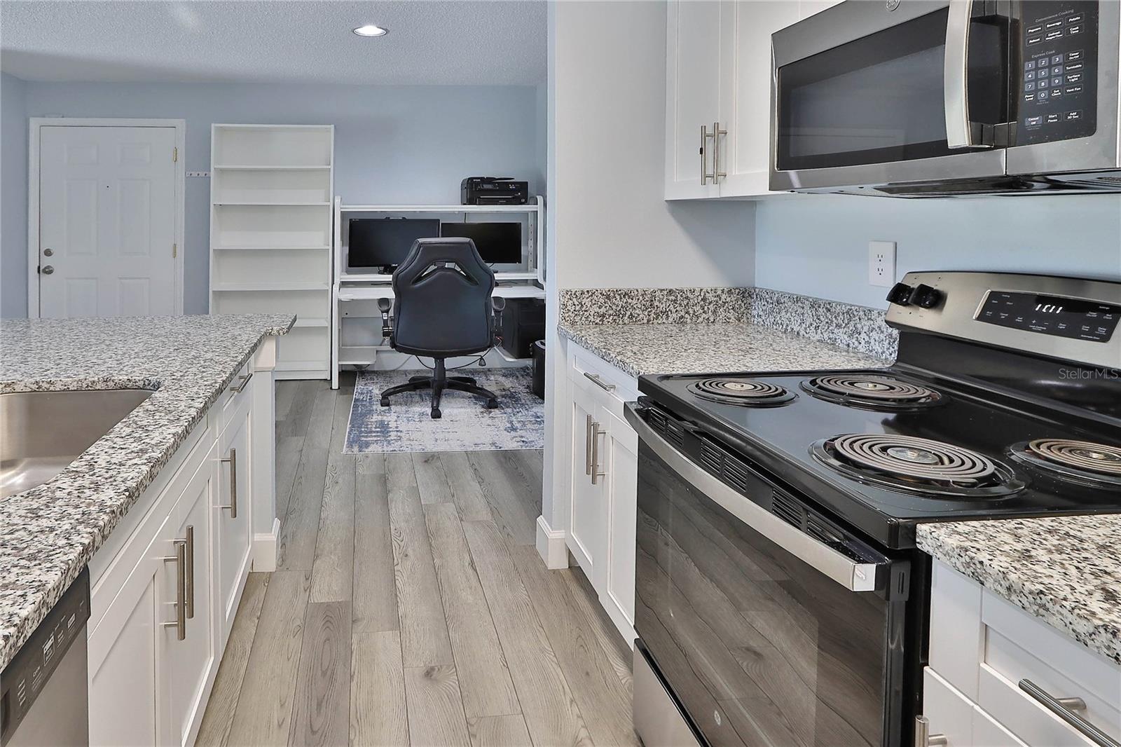 KITCHEN OVEN AND MICROWAVE OVEN