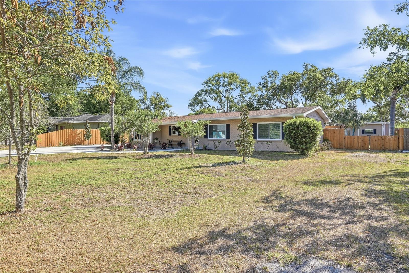 Oversized lot with double gate on the right side