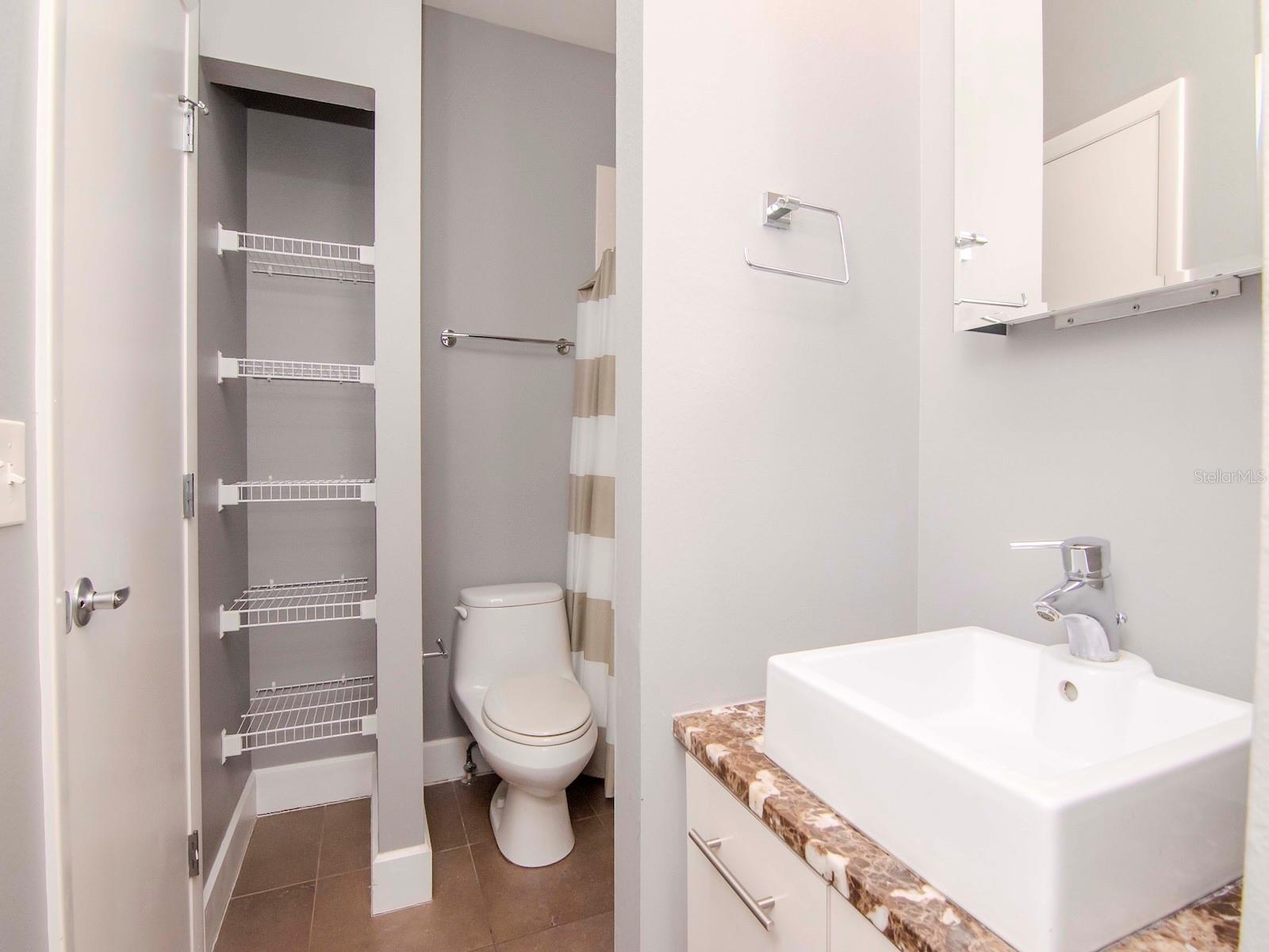 2nd level - Full Bathroom
