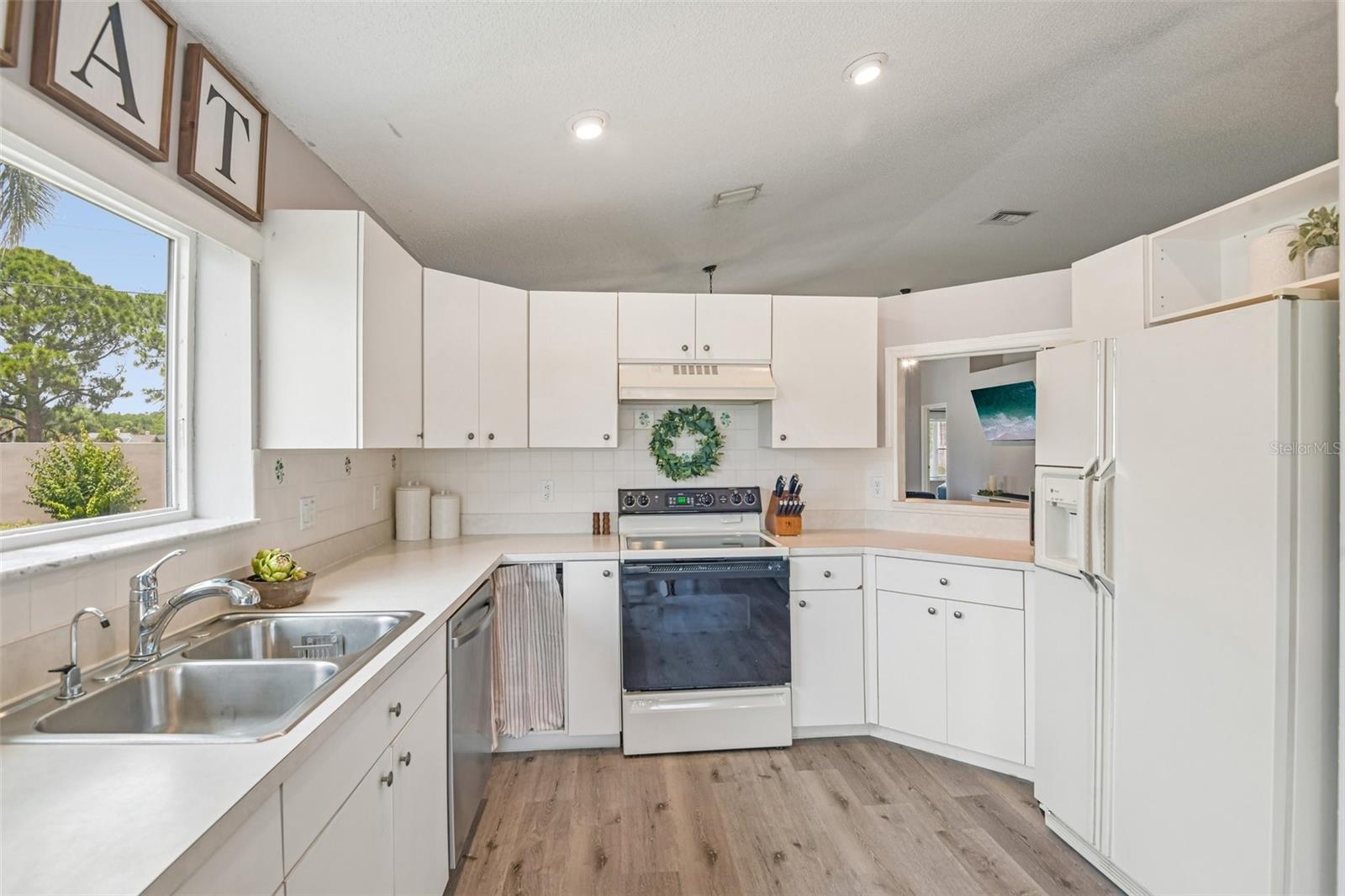 Light and bright kitchen