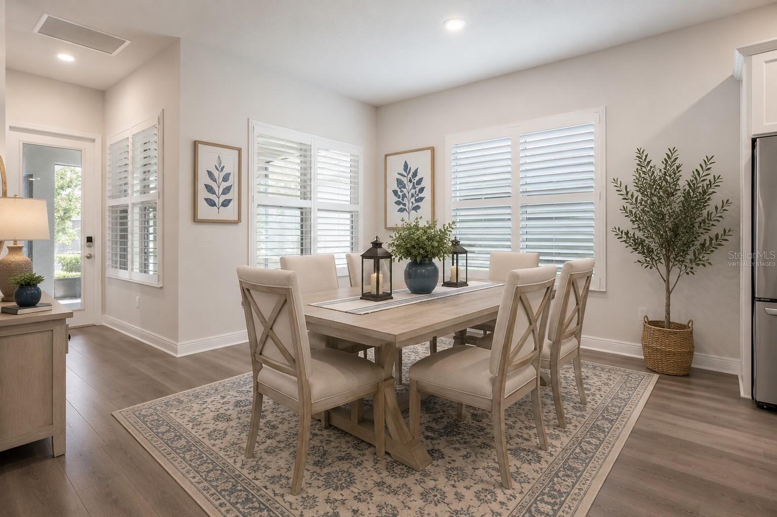 Dining area (virtually staged)