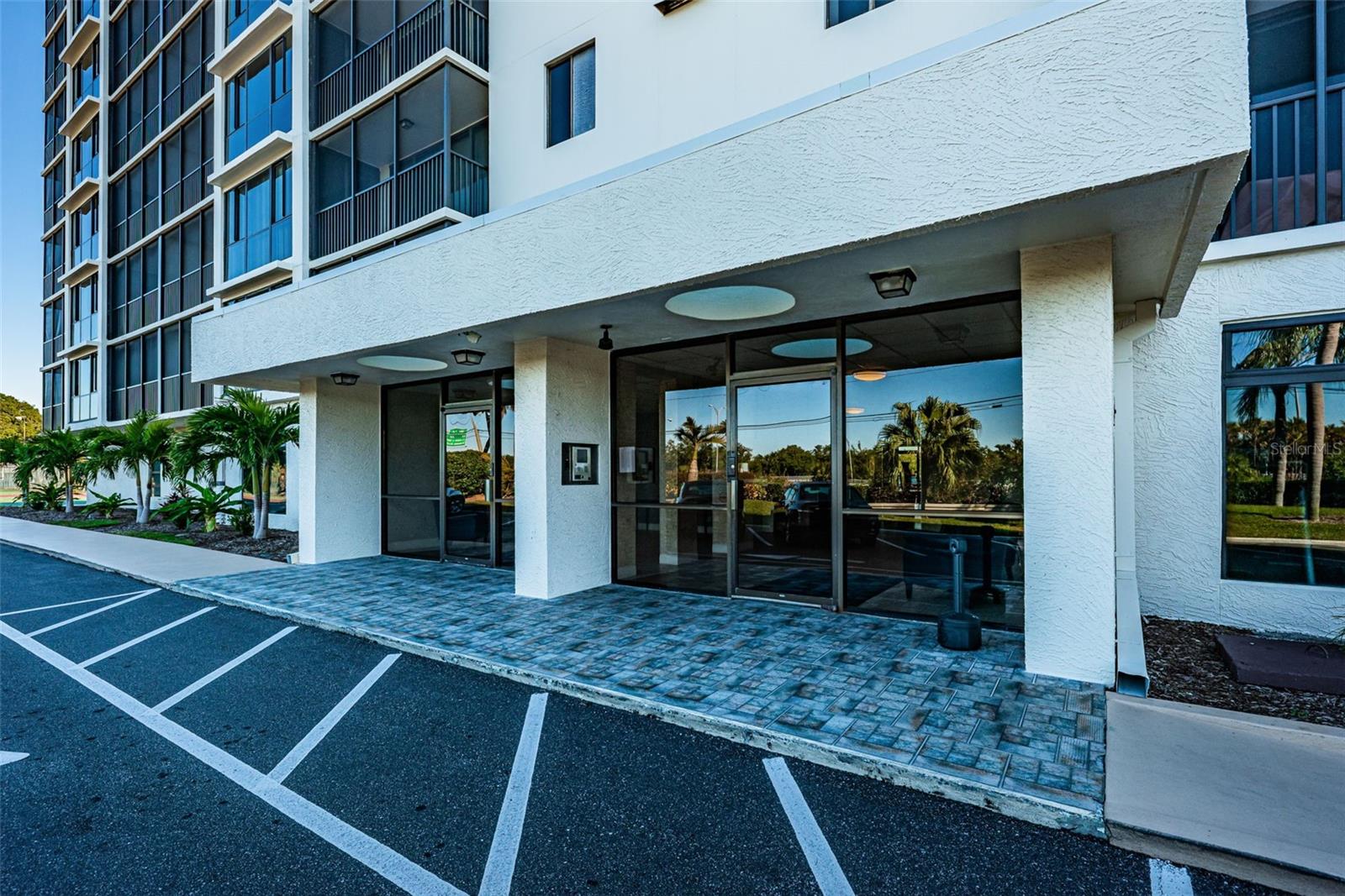 Secure entryway to building