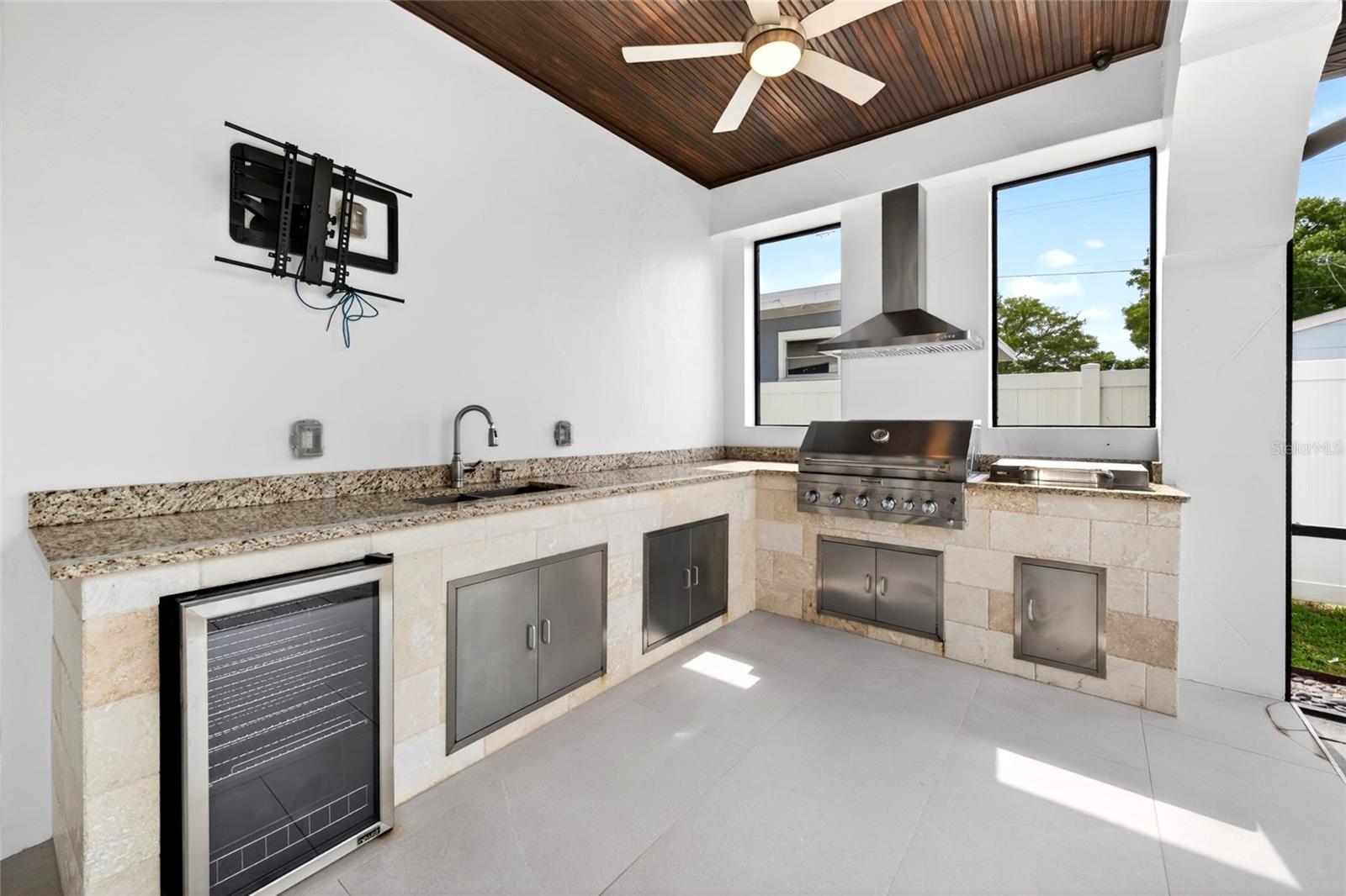 OUTDOOR KITCHEN