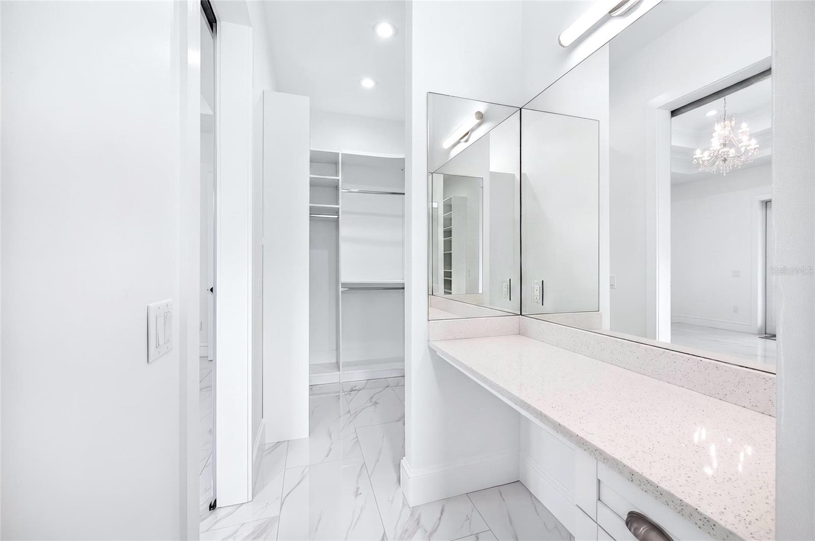 MAKE UP ROOM
