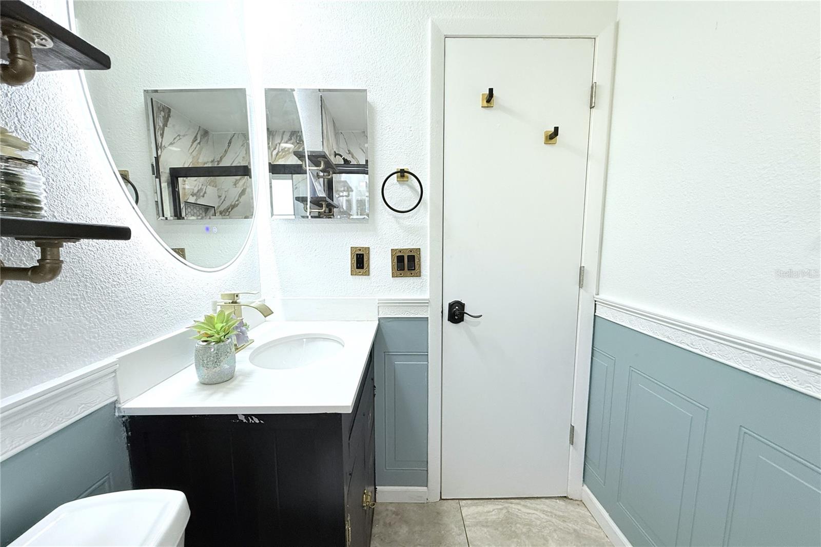 BATHROOM VIEW 1