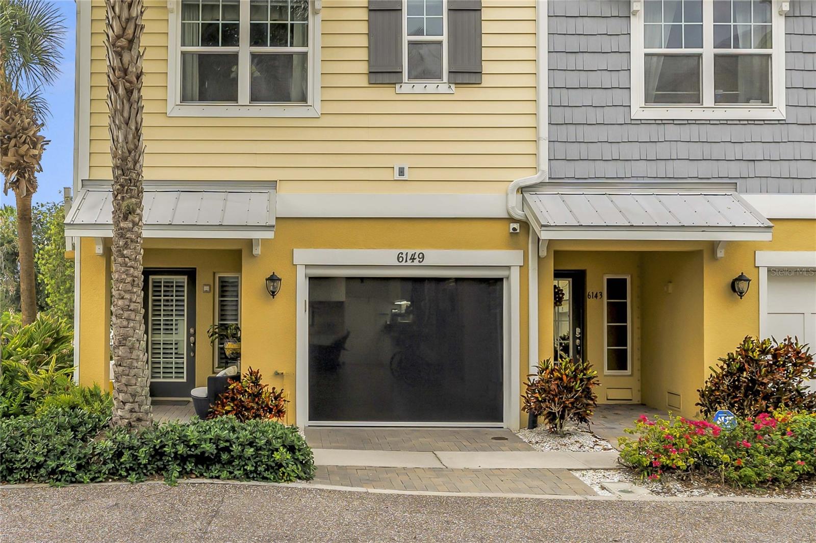 Garage with Automated Retractable Screen