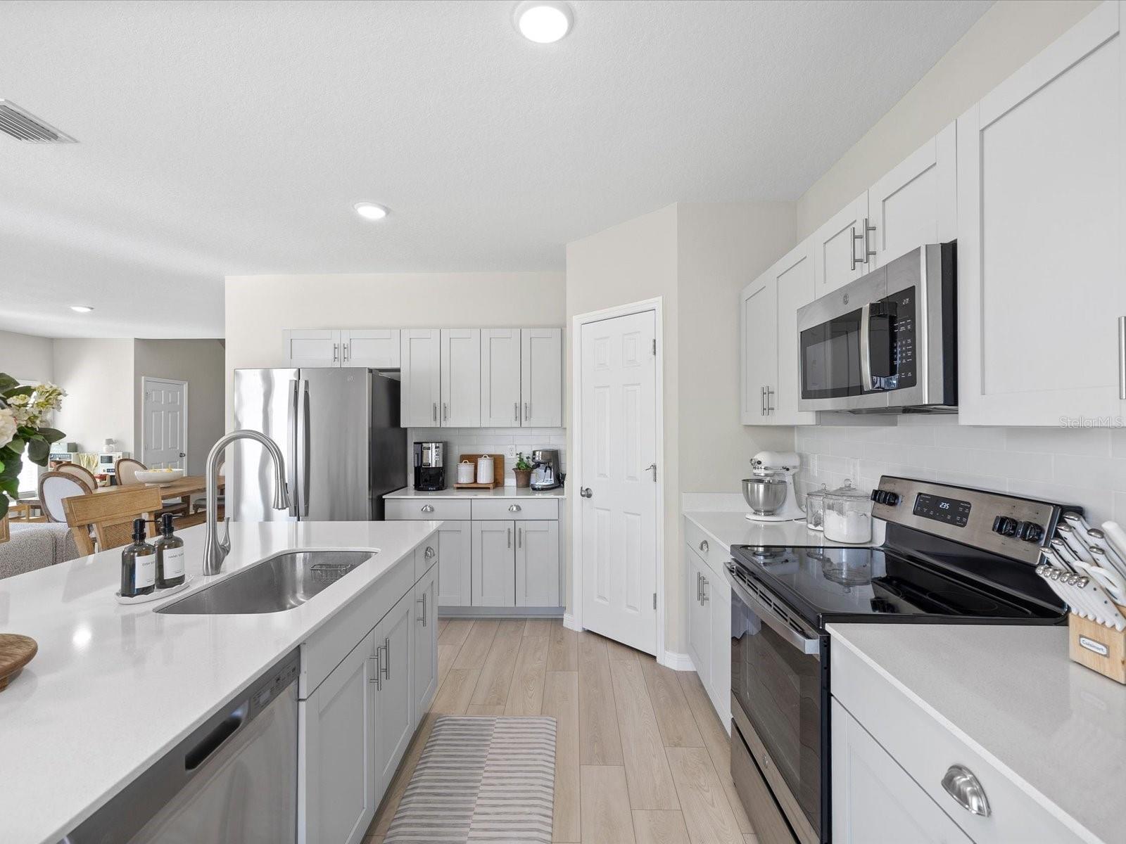 TB8508128