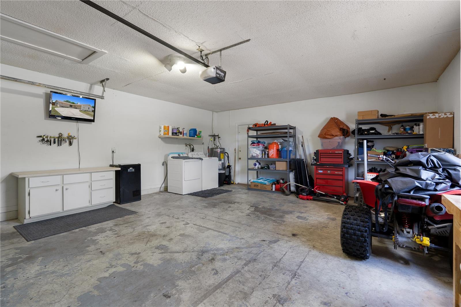 Garage w/storage cabinets