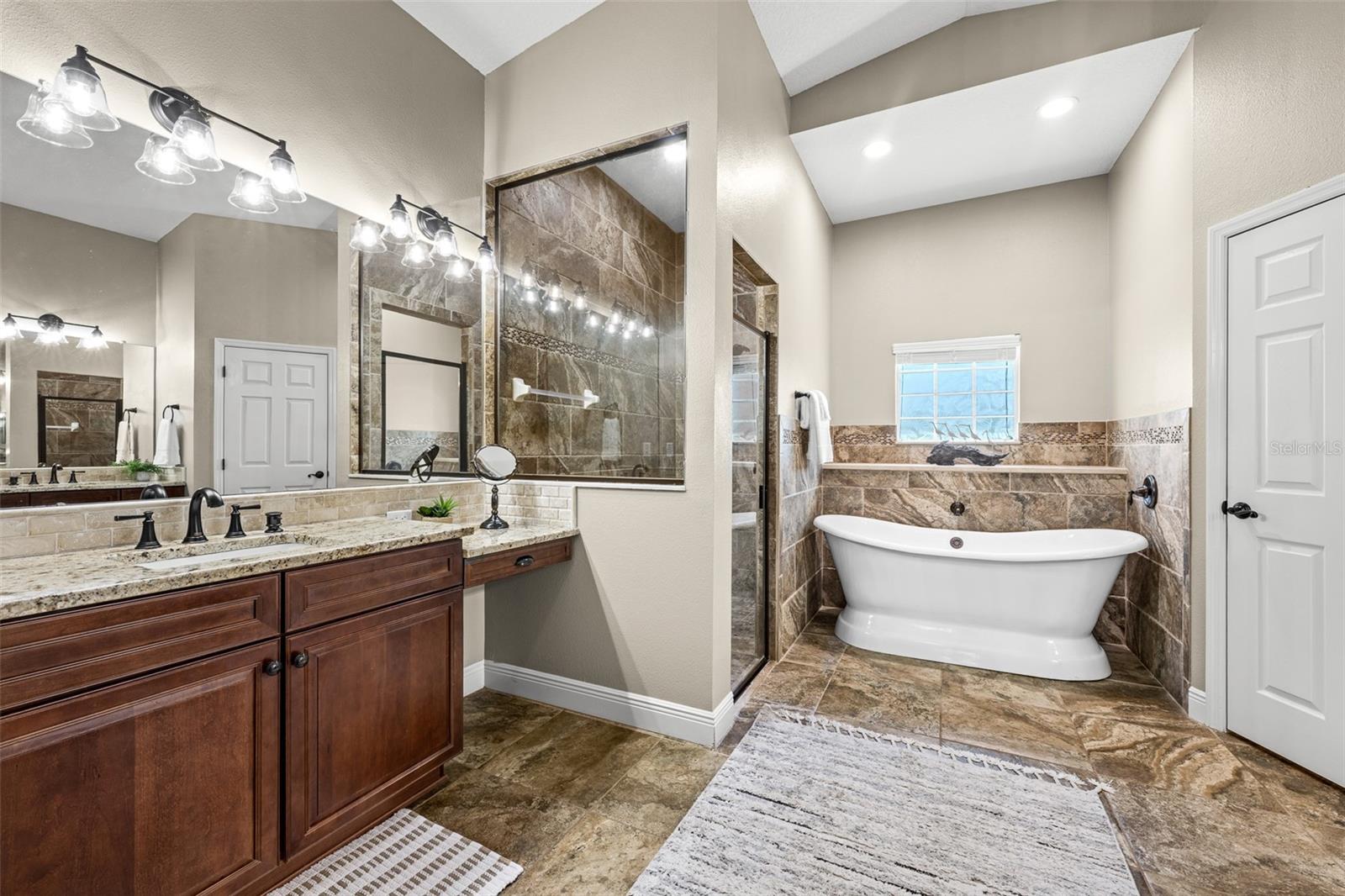 TB8508179