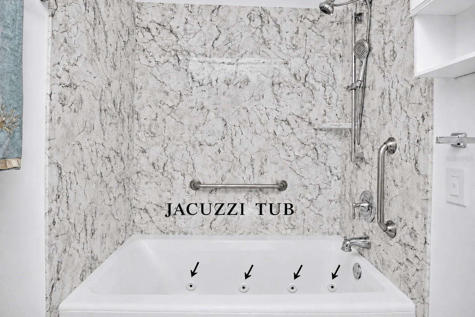 LUXURY - LUXURY - imagine the end of a day playing golfing and swimming or perhaps playing pickleball - and then you come home to your own Jacuzzi! ~