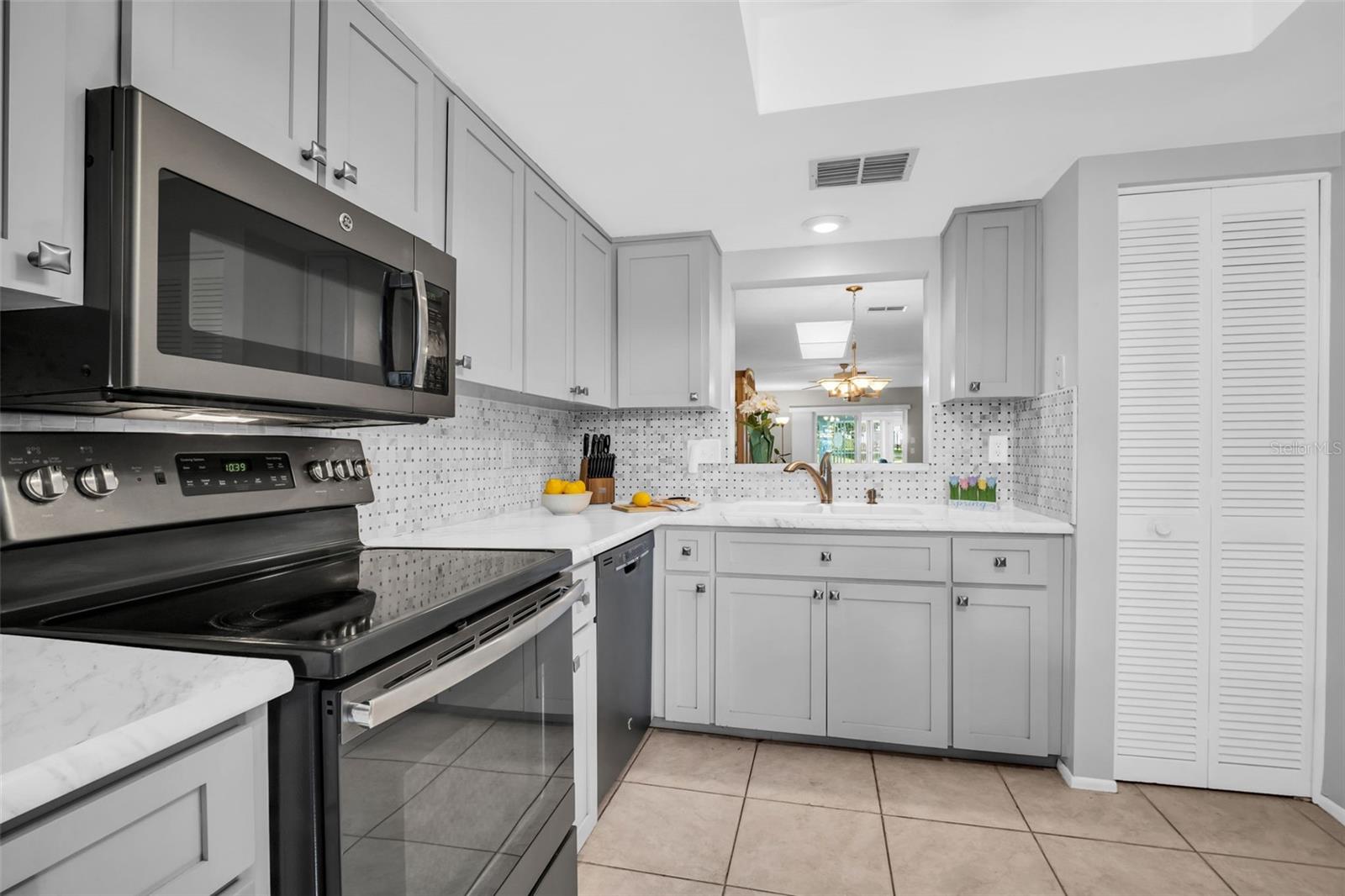 Large kitchen area w plenty of room ~
