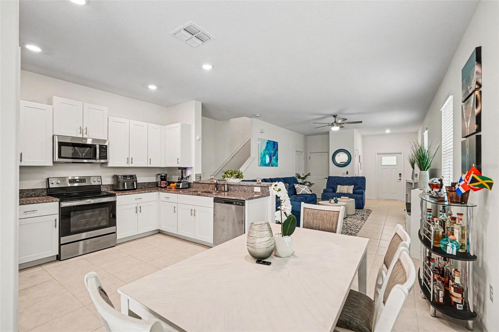 Open-Kitchen-Granite-Counters-Stainless-Appliances-Open-Concept-Holiday-FL