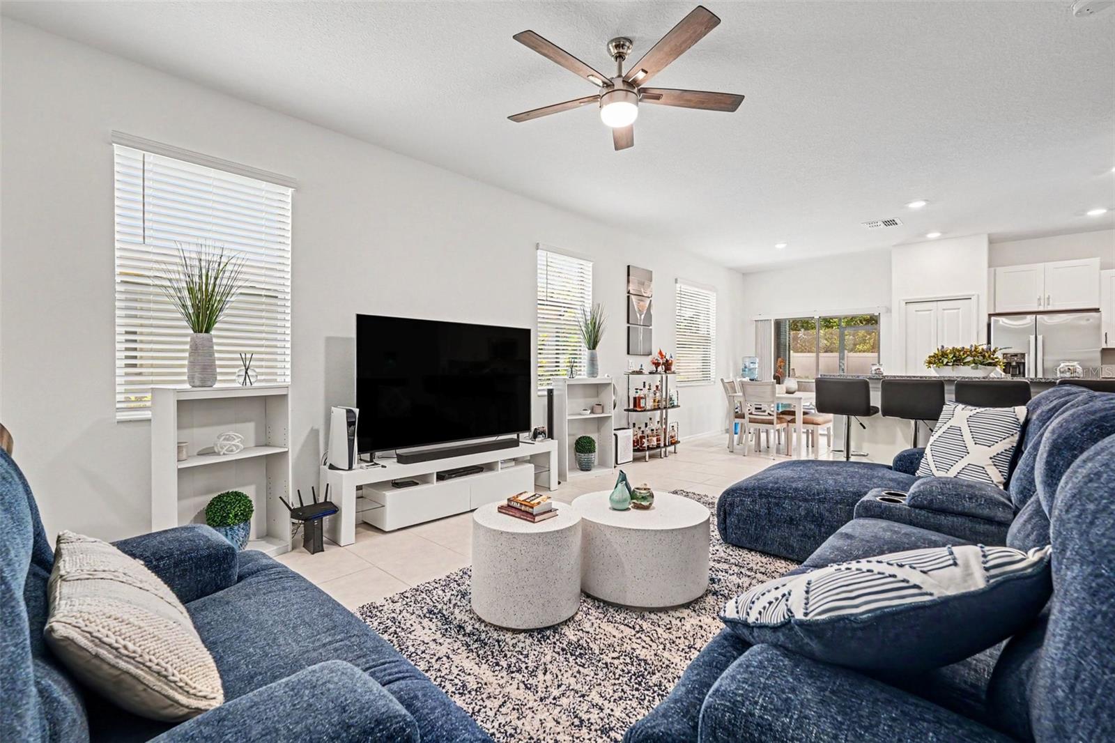 Primary-Bedroom-En-Suite-Bath-Walk-In-Closet-Holiday-FL-Townhome