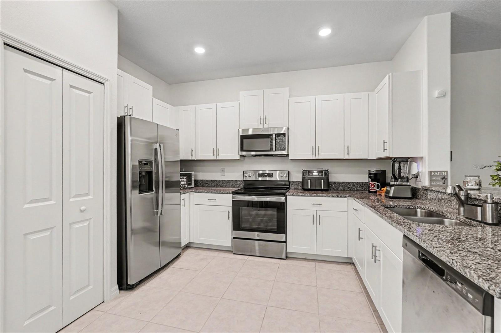 Modern-Kitchen-White-Shaker-Cabinets-Stainless-Appliances-Granite-Counters-Holiday-FL