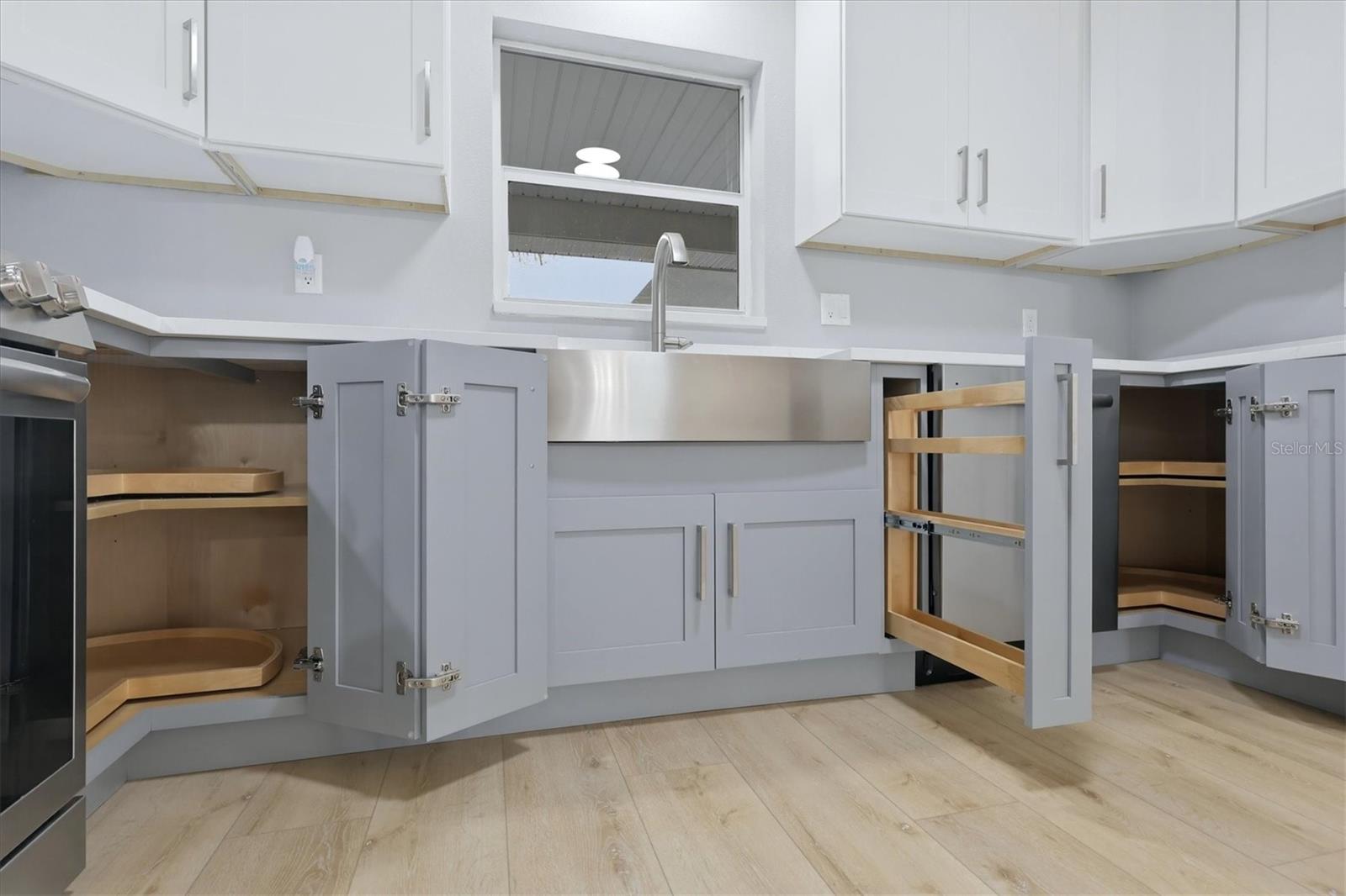 Two corner cabinets offer spinning shelving to help maximize the space plus a pull-out spice rack too!