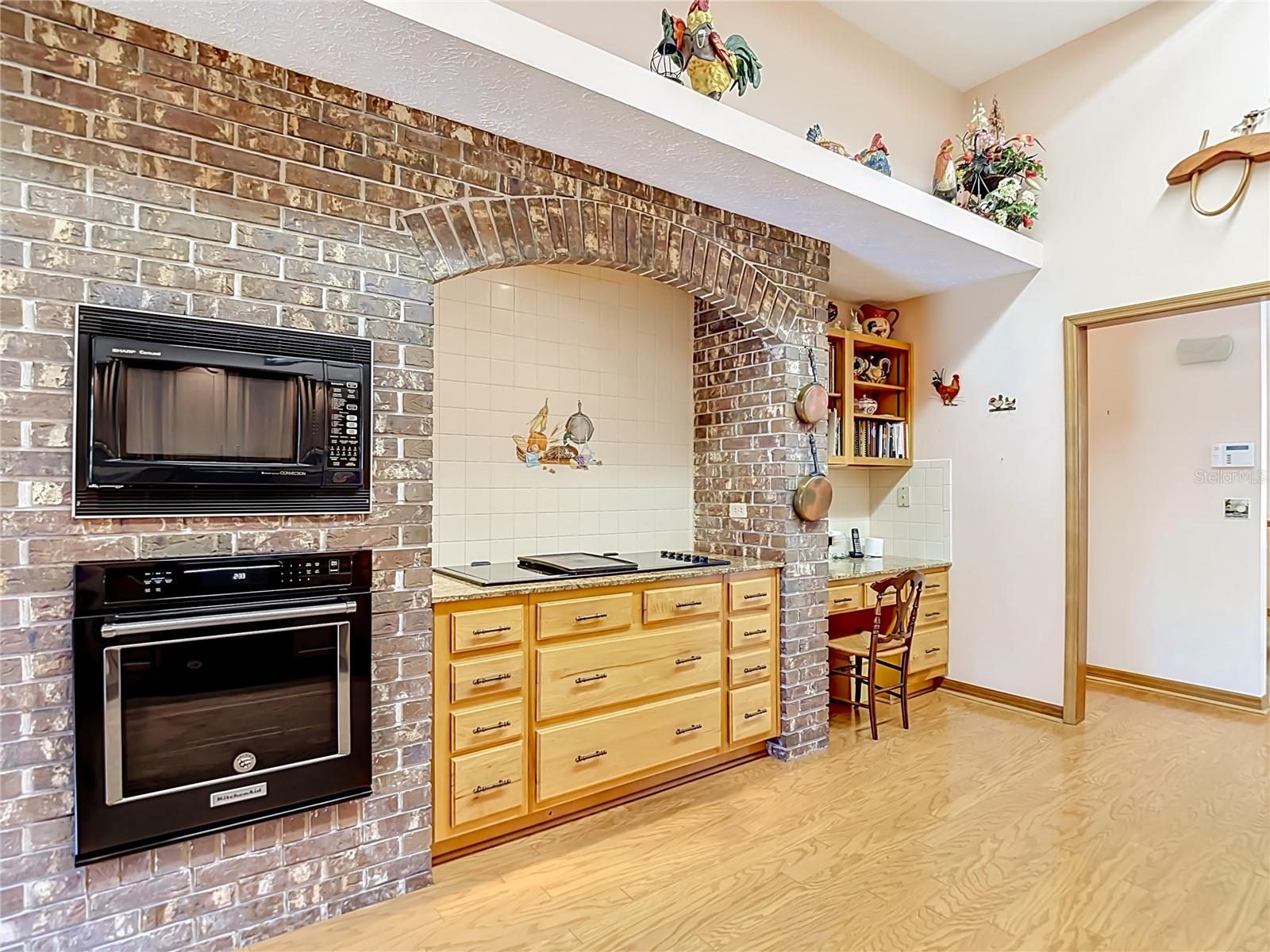 KITCHEN W/BUILT IN APPLIANCES