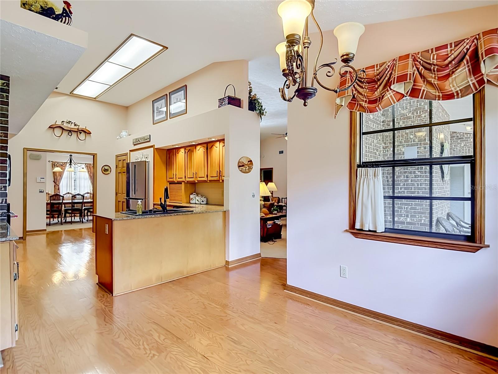 KITCHEN/EAT IN AREA
