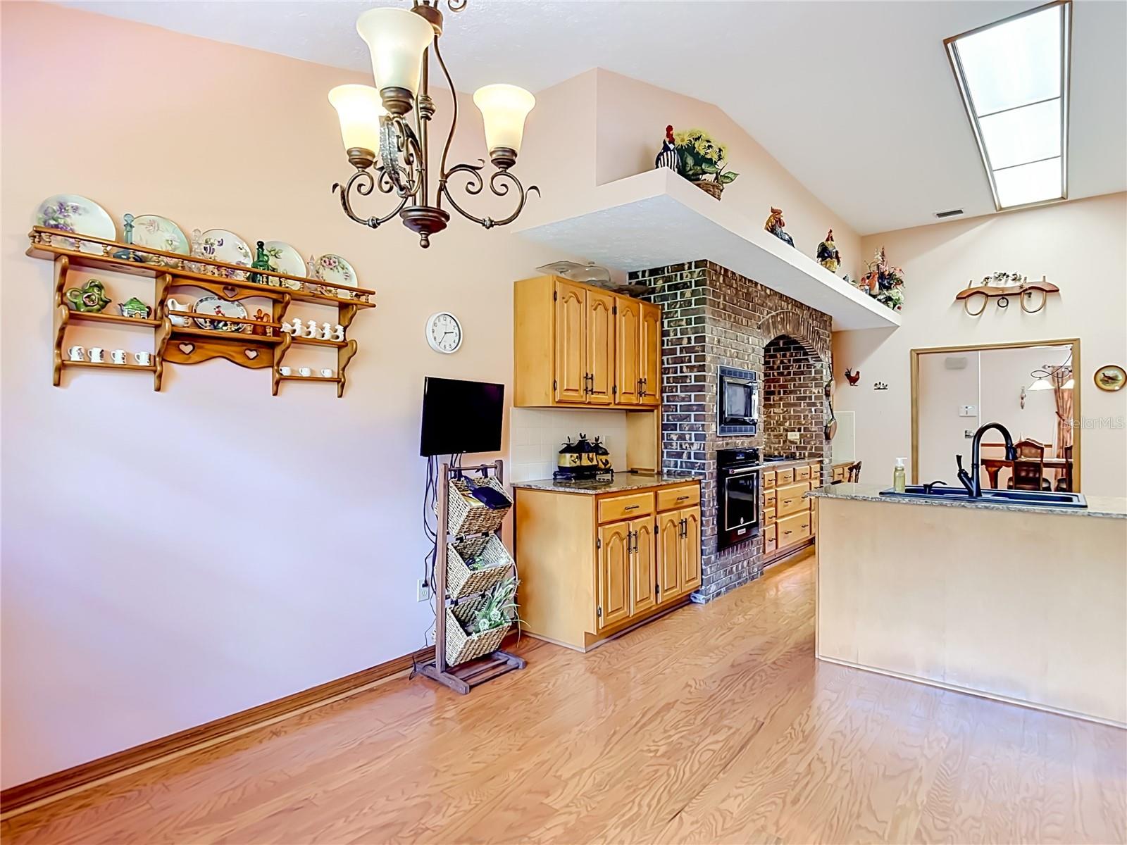 KITCHEN/EAT IN AREA