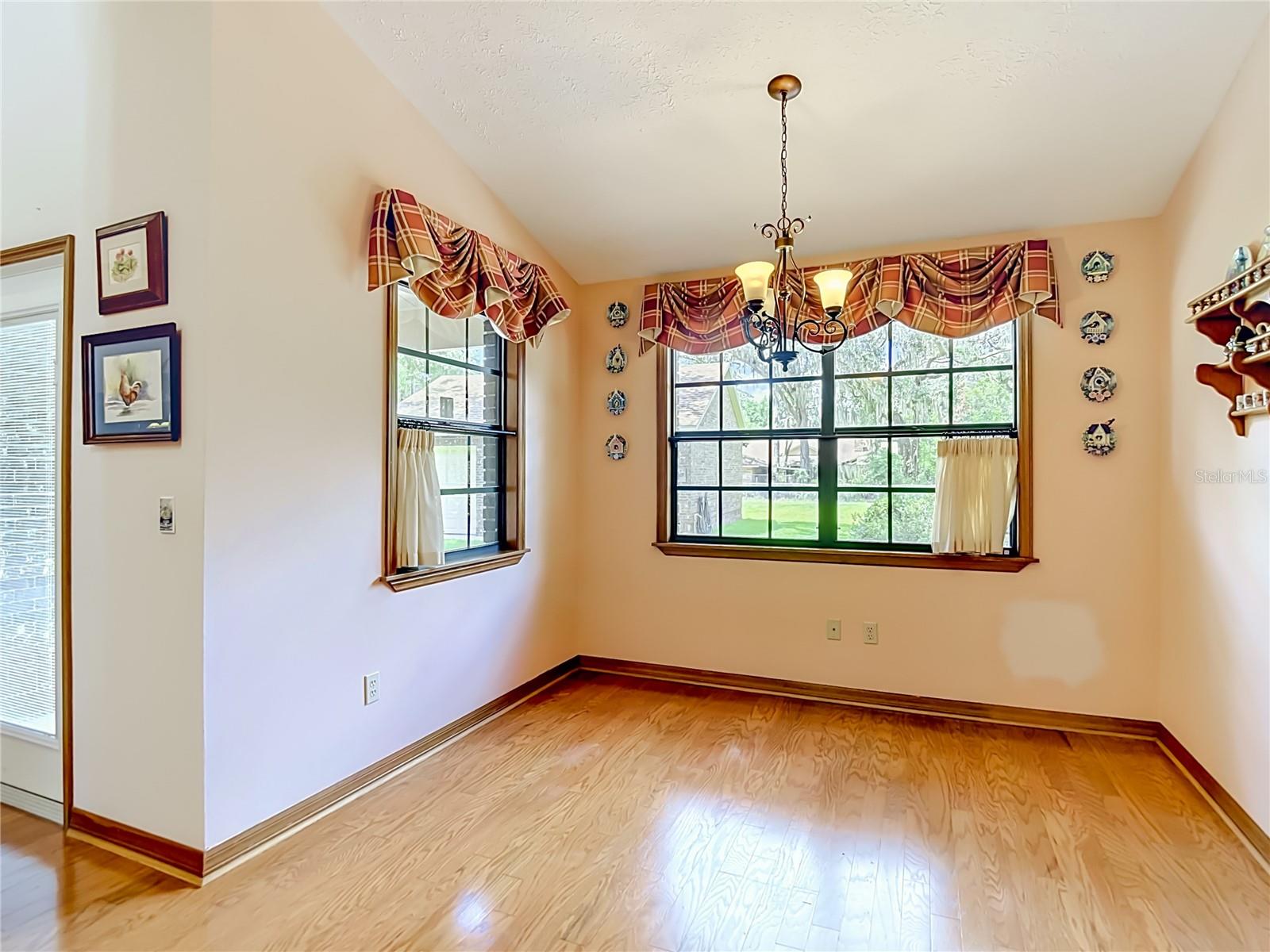KITCHEN/EAT IN AREA
