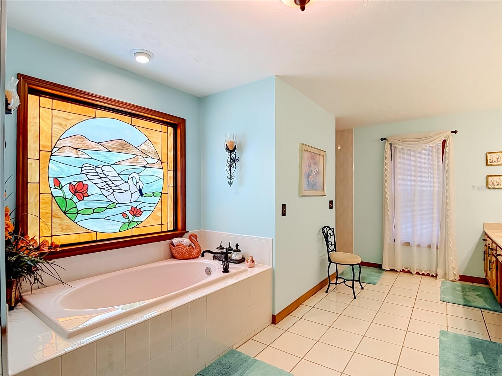 ENSUITE/SOAKING TUB
