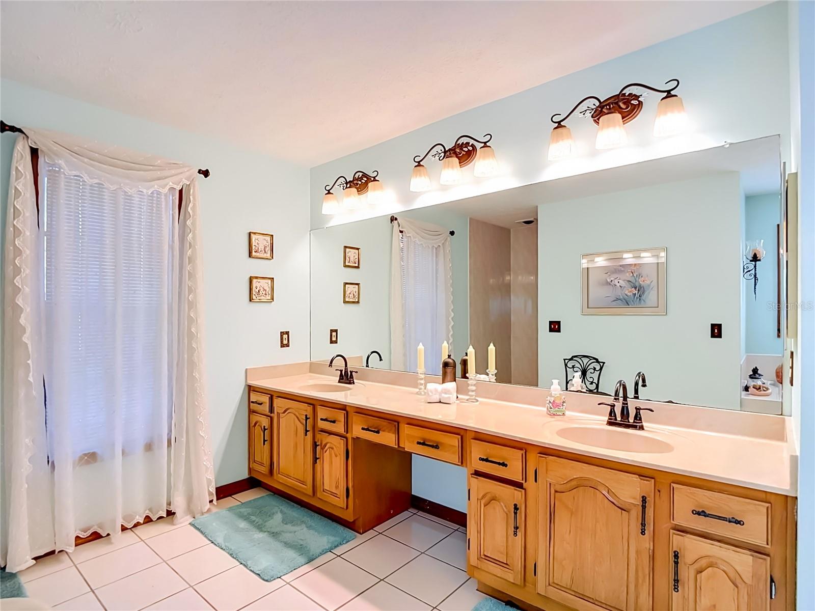 ENSUITE REAL WOOD CABINET/DOUBLE SINKS WITH CULTURED MARBLE TOP/TRIPLE LIGHTING