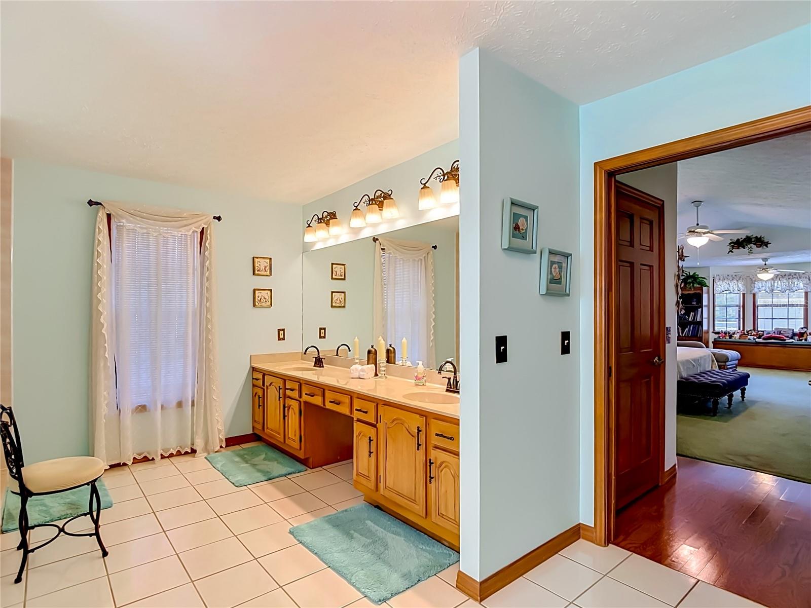 ENSUITE/DOUBLE SINK/CULTURED MARBLE/REAL WOOD CABINET/TRIPLE LIGHTING