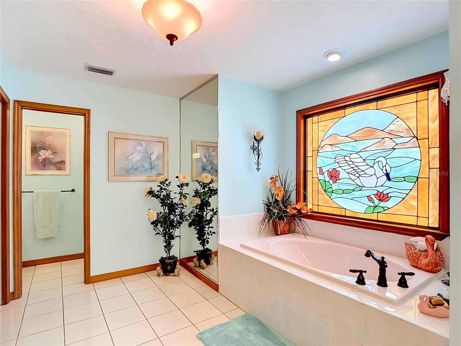 ENSUITE W/SOAKING TUB