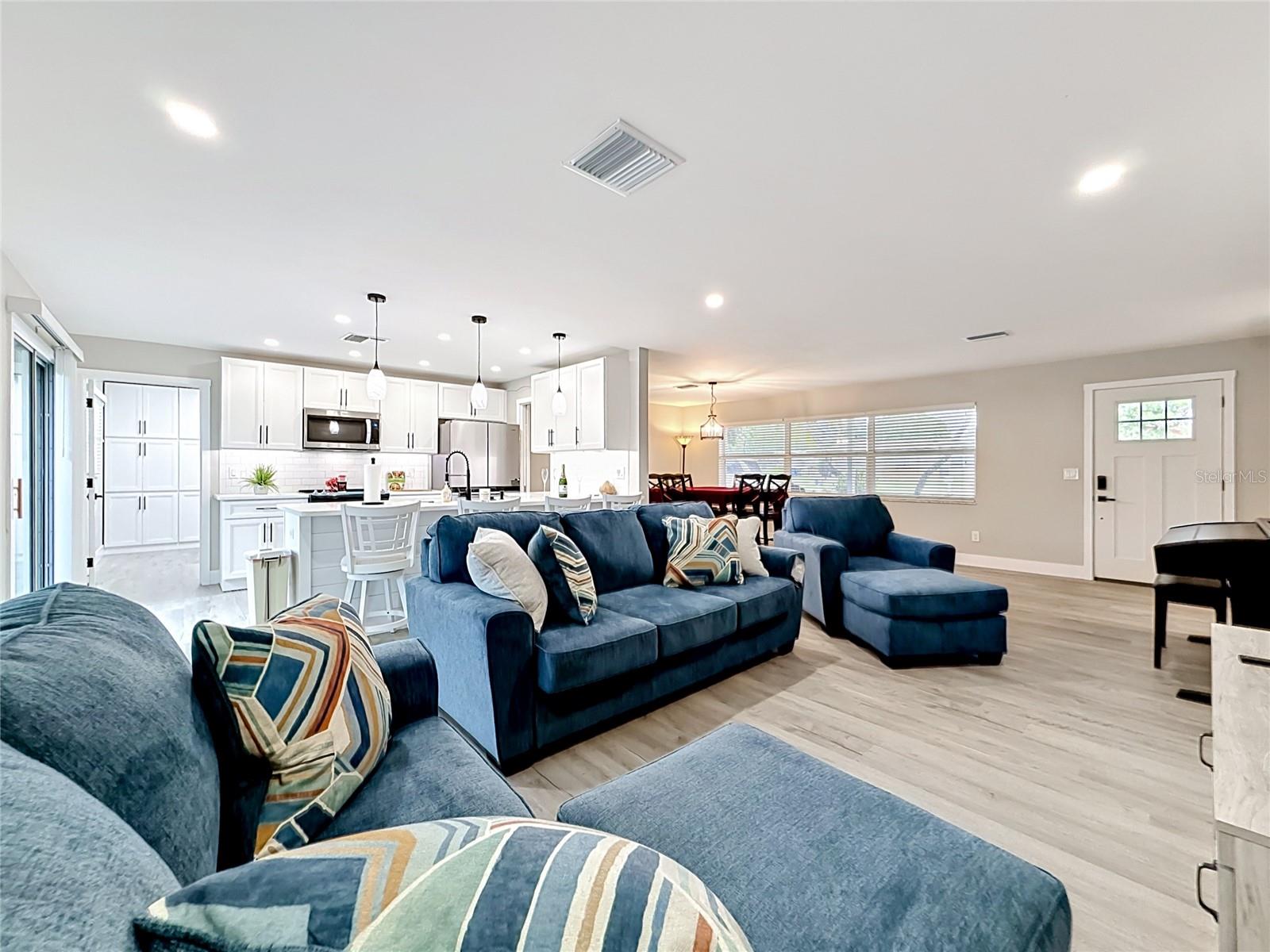 Living combo kitchen and dinning room