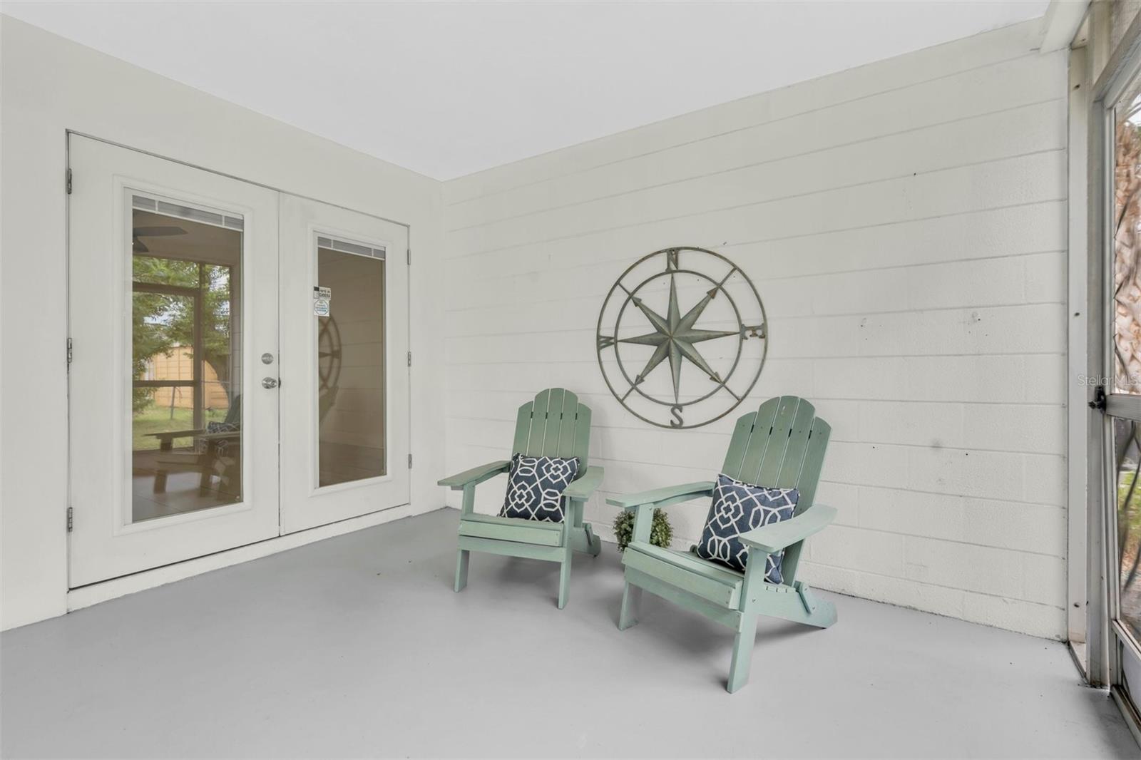 Spacious screened patio with plenty of room for grilling and outdoor dining