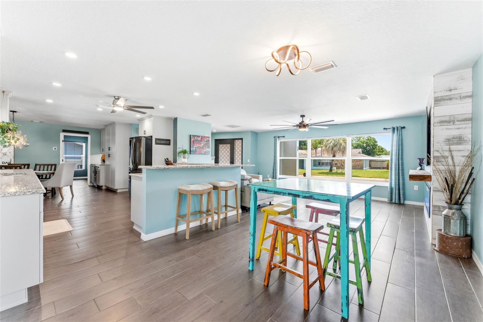Additional Dining & Gathering Space
