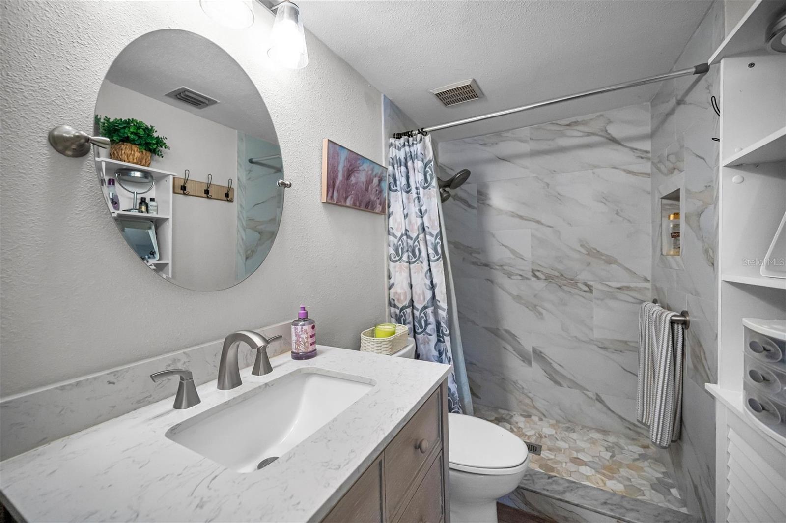 Primary en-suite bathroom