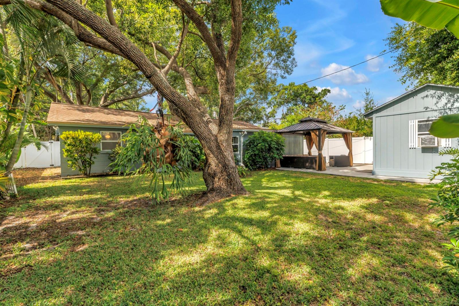 Huge fully-fenced backyard retreat