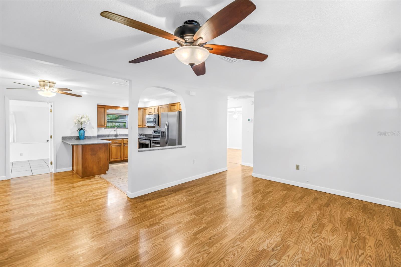 Open concept living, dining combo