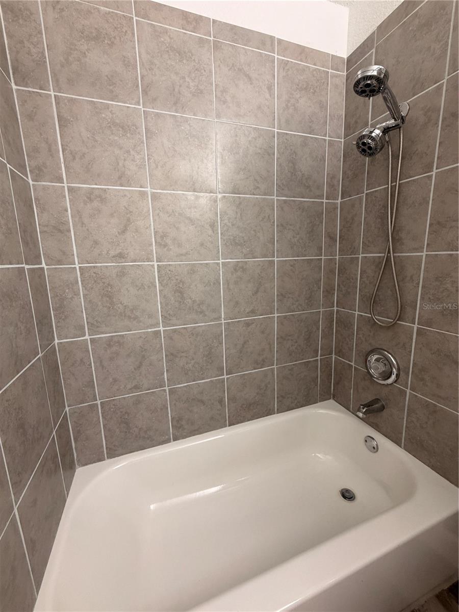 TB8508779