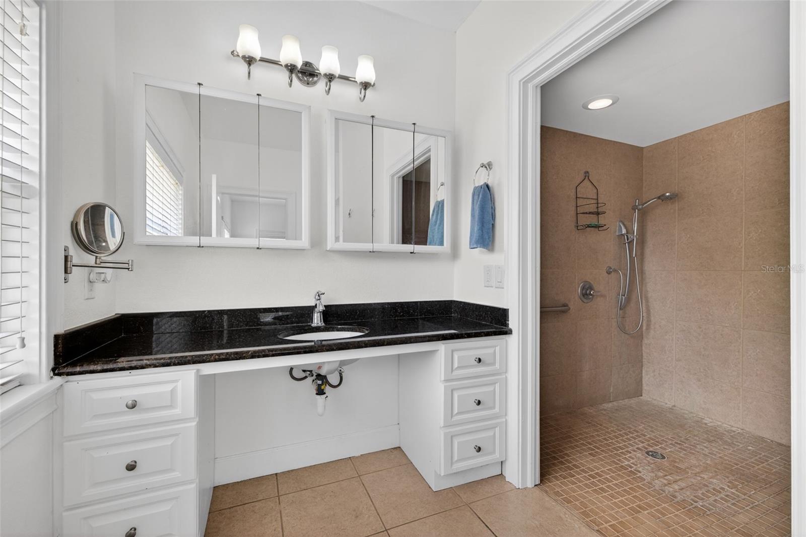 4th bedroom's en-suite bath