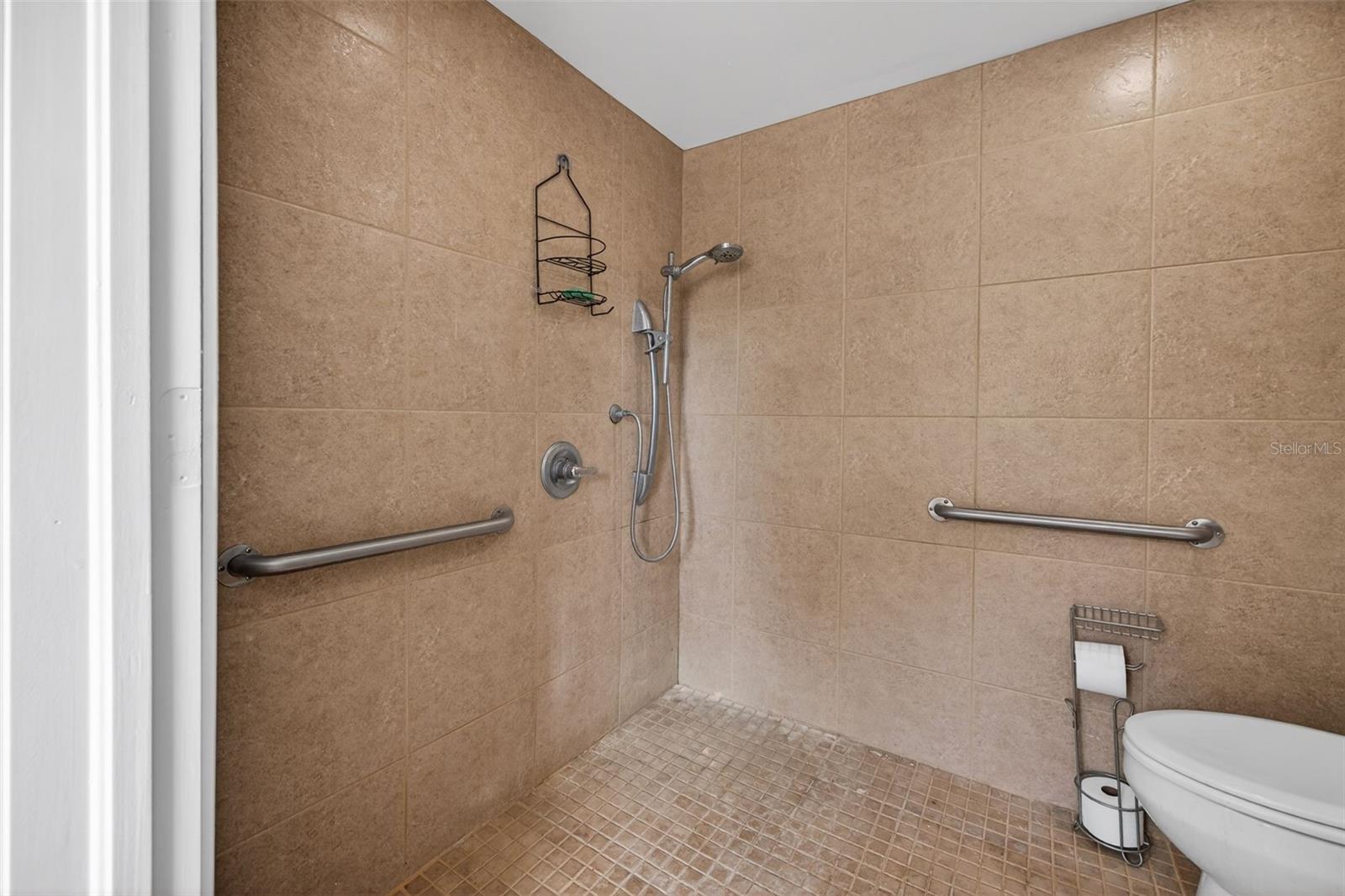 4th bedroom's en-suite bath