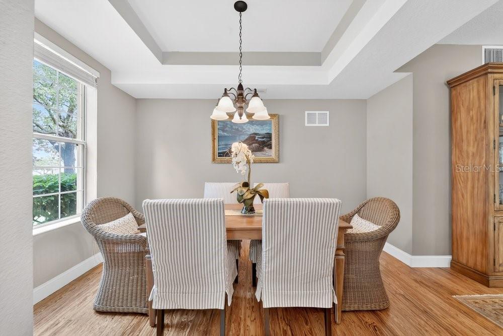 Dining area w tray ceiling
