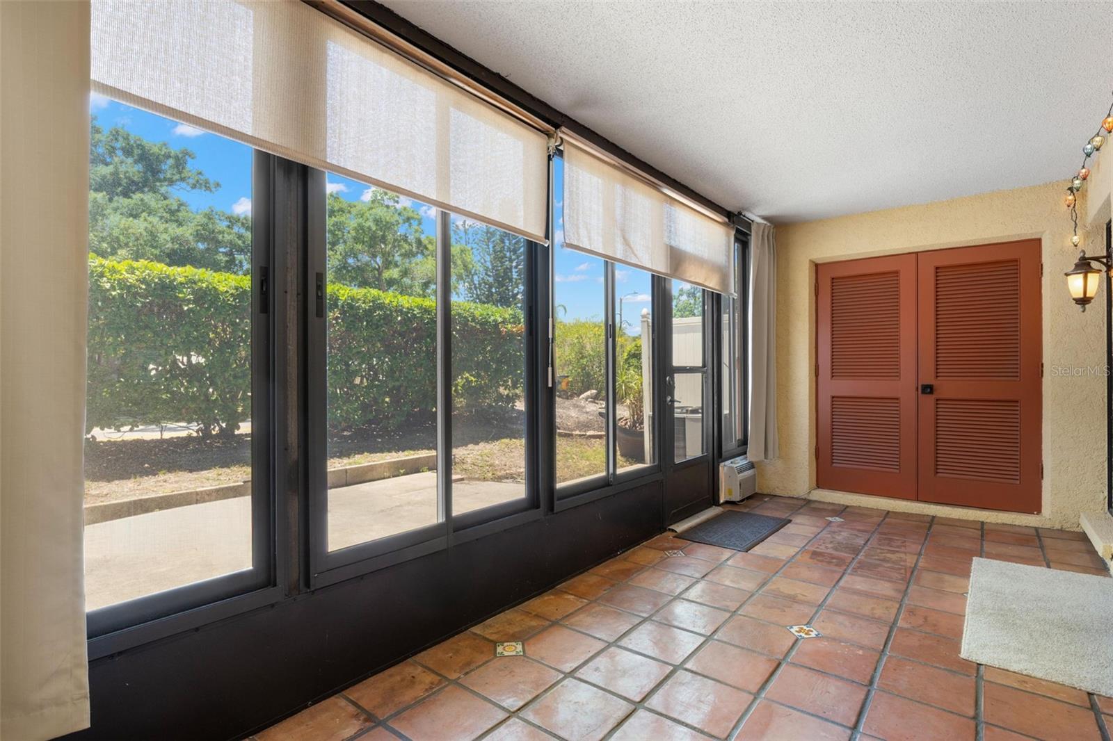 enclosed rear lanai with laundry closet