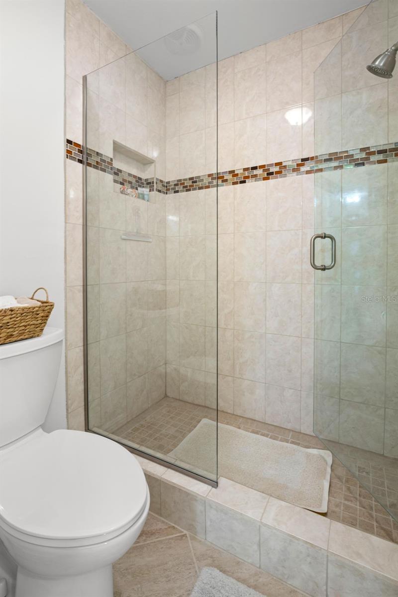 master shower/tiolet