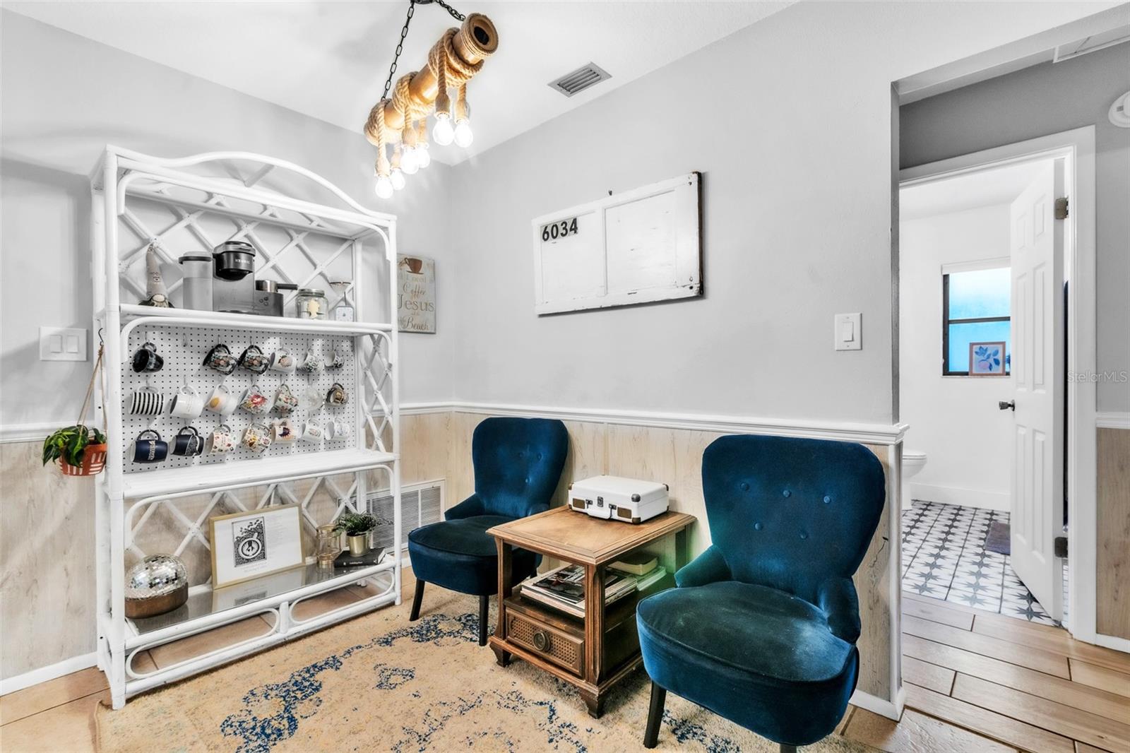 Eat-in space just off kitchen