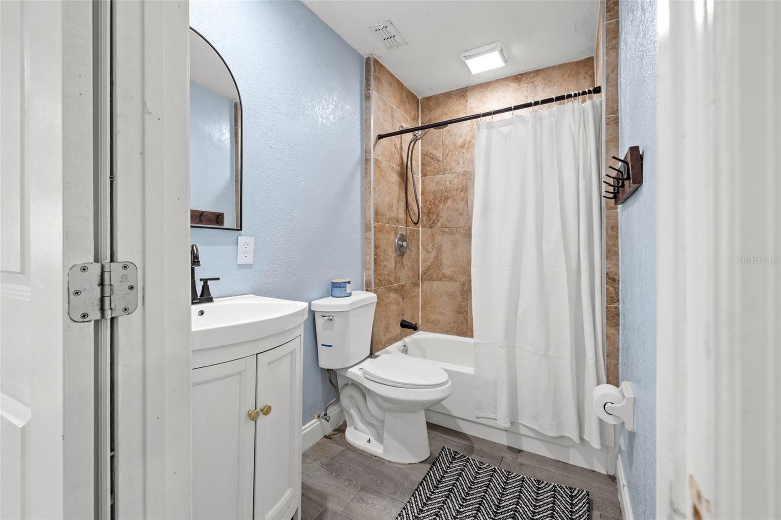 Full Bathroom 1