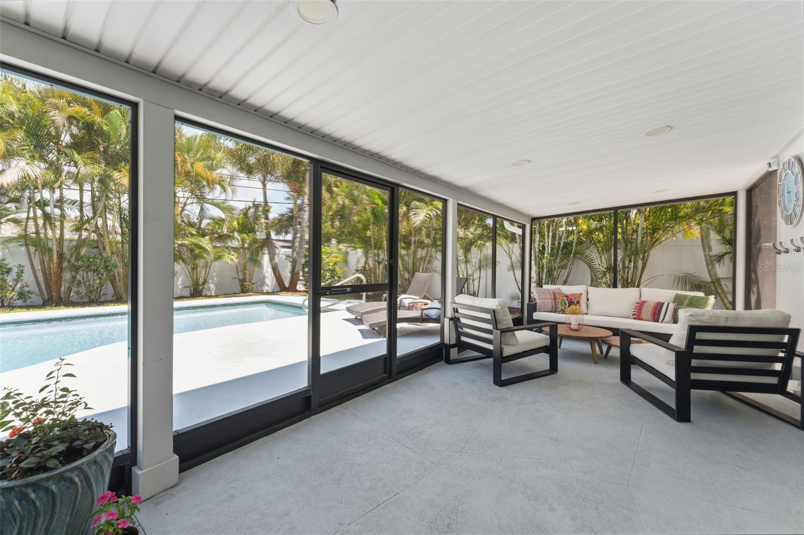 Lounge in the shade or recline and relax in the sun, your choice!