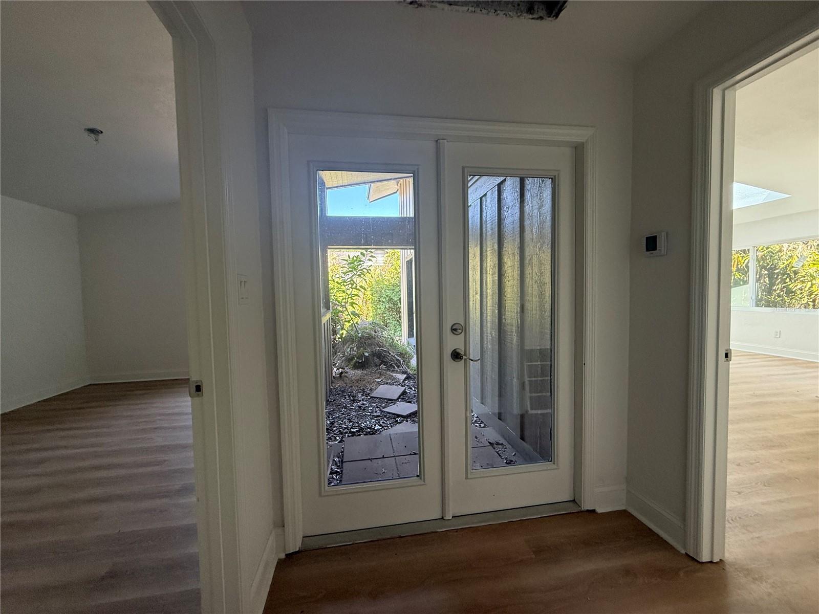 Hallway access to side yard - outside of beds 4 and 5