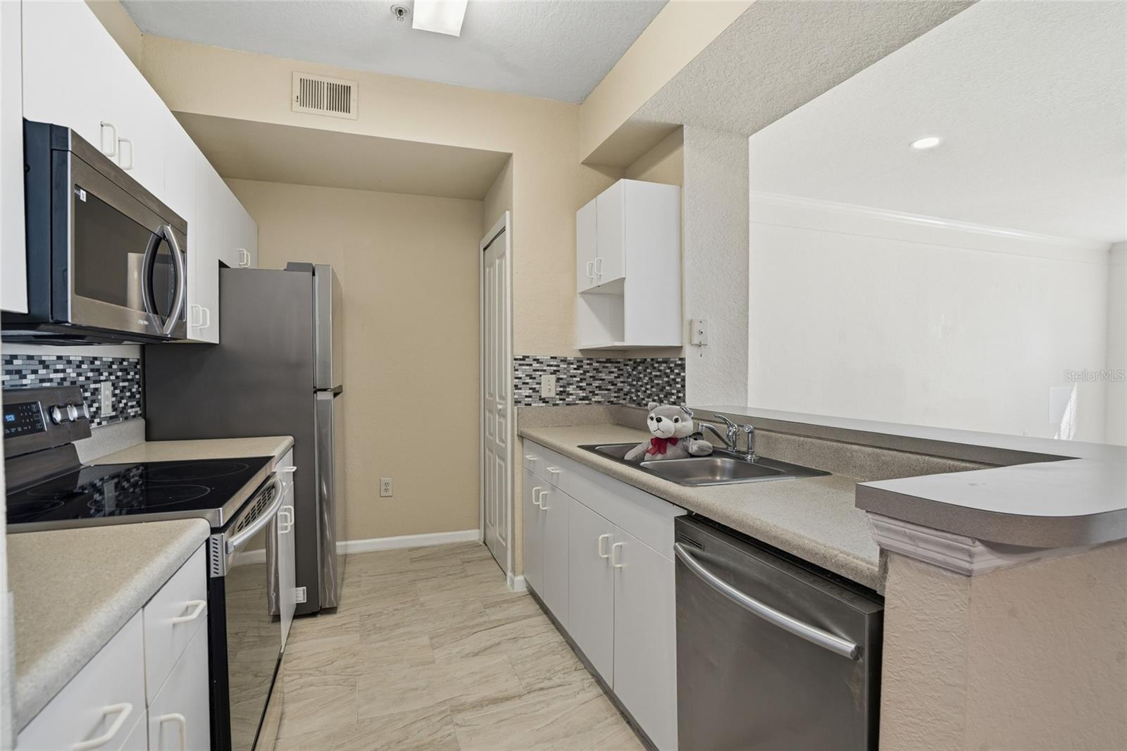 Breakfast Bar, Newer Stainless Steel Appliances, Double sinks and nice backsplash