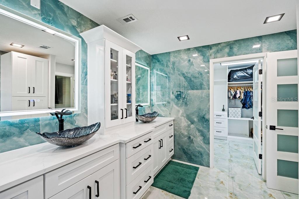 MASTER BATHROOM (2nd Floor)