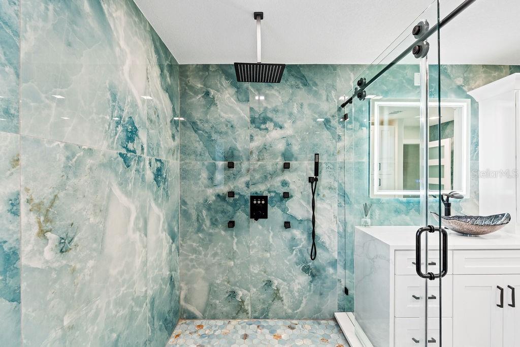 MASTER BATHROOM (2nd Floor)