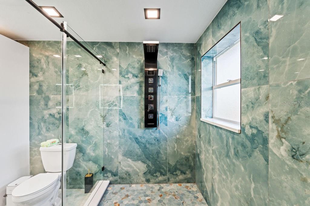 MASTER BATHROOM (2nd Floor)