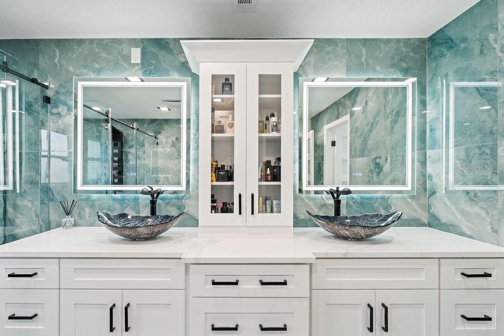 MASTER BATHROOM (2nd Floor)