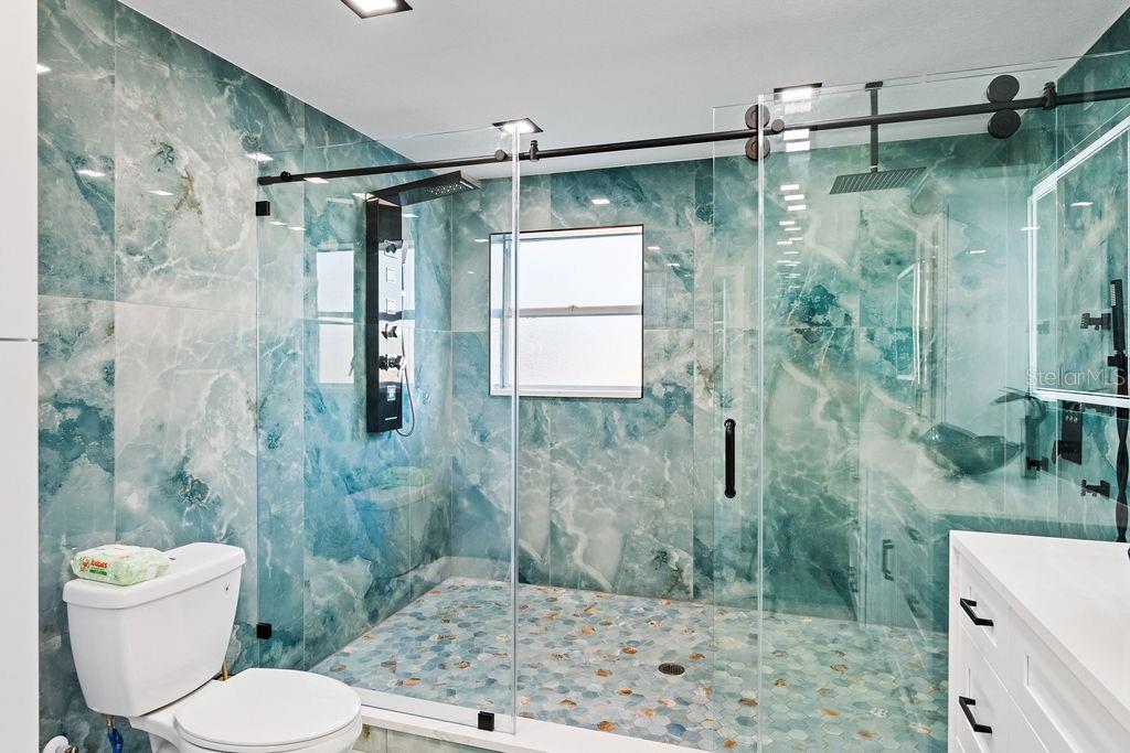 MASTER BATHROOM (2nd Floor)