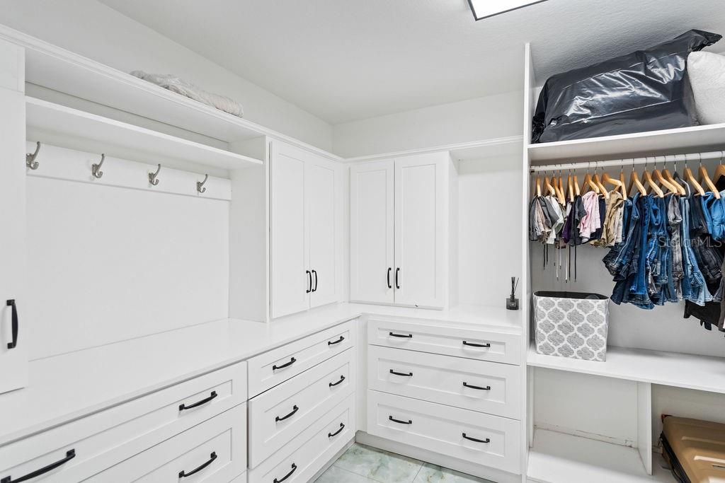 WALKING CLOSET (2nd Floor)